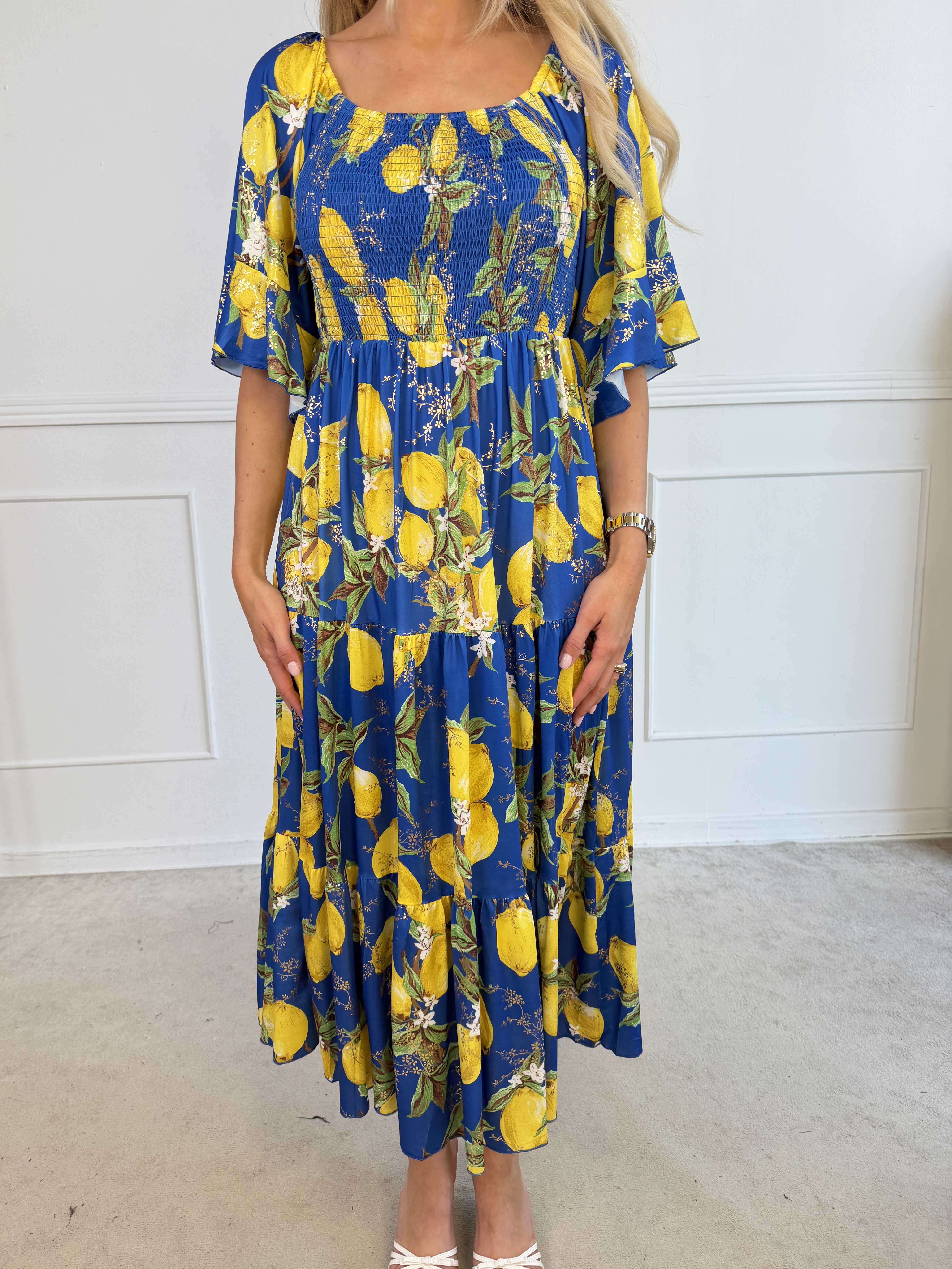 Elna Lemon - Lang elastisk plus size kjole med citroner og smock over brystet